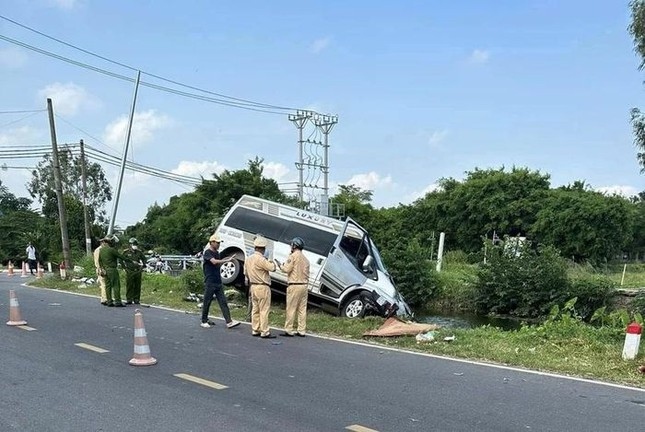 Ô tô 16 chỗ đâm liên hoàn khiến 2 người thương vong ở Hải Phòng